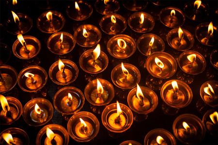 在佛教寺院中的蜡烛
