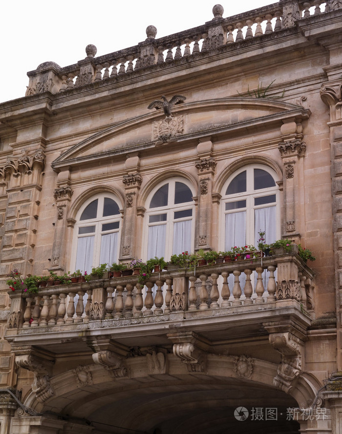 在一座巴洛克式的宫殿的原始阳台