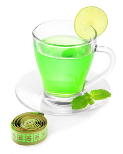 透明杯绿茶和卷尺上白色孤立
