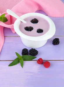 美味酸奶与表特写的莓果