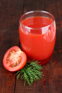 在玻璃 木制背景上的番茄汁