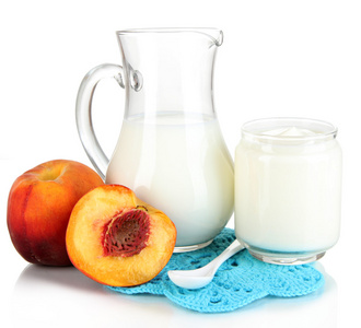 新鲜乳制品与孤立在白色的桃子