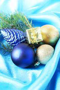 美丽的圣诞节装饰蓝色缎布上