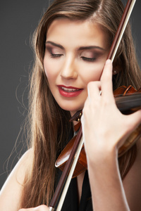 拉小提琴的女人的画像