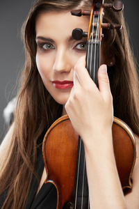 拿着小提琴的女人的画像