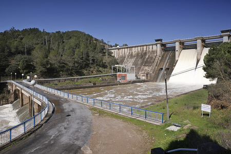 水在 embalse de puente nuevo 大雨之后被驱逐