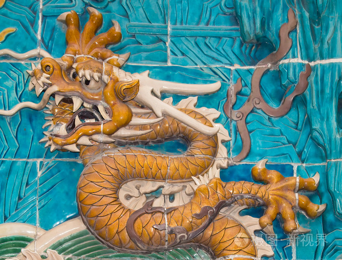 龙雕塑。在北海公园，北京，中国的九条龙墙 jiulongbi。长城始建于 1756 ce