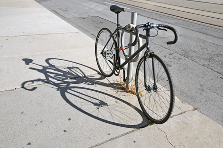自行车锁在多伦多大街上