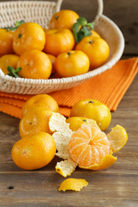 新鲜成熟的橙黄山梨橘子