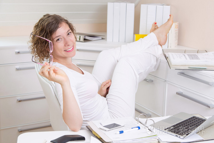 在办公室中轻松的女人