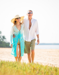 快乐的年长夫妇在海滩上。退休豪华热带水库