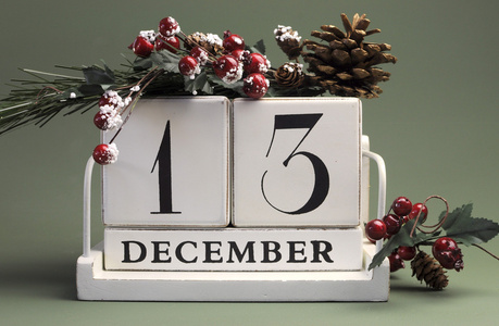12 月中各天的保存日期破旧别致的白色日历