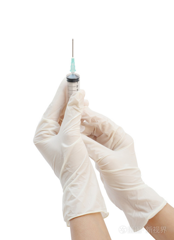 只手握住注射器在白色背景上孤立