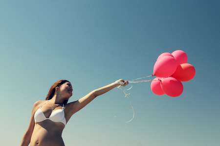 unga gravid kvinna med rda ballonger