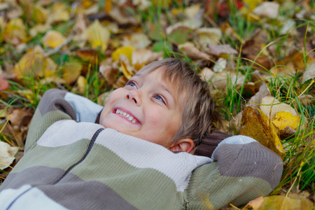 男孩在一个秋天的公园