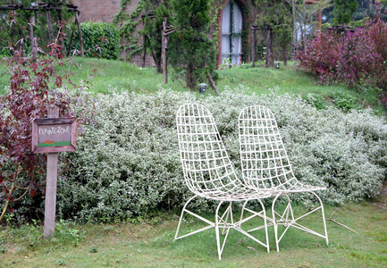 在花园里的白色椅子