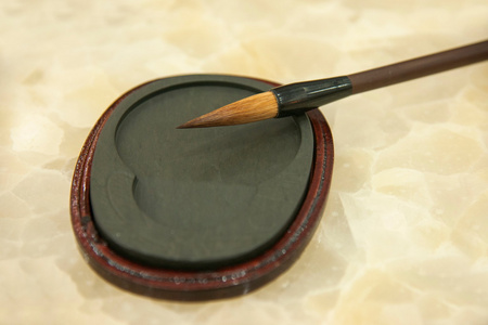 中国的文房四宝-毛笔和砚台照片