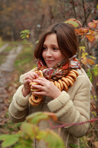 俄罗斯乡村传统头巾的女孩