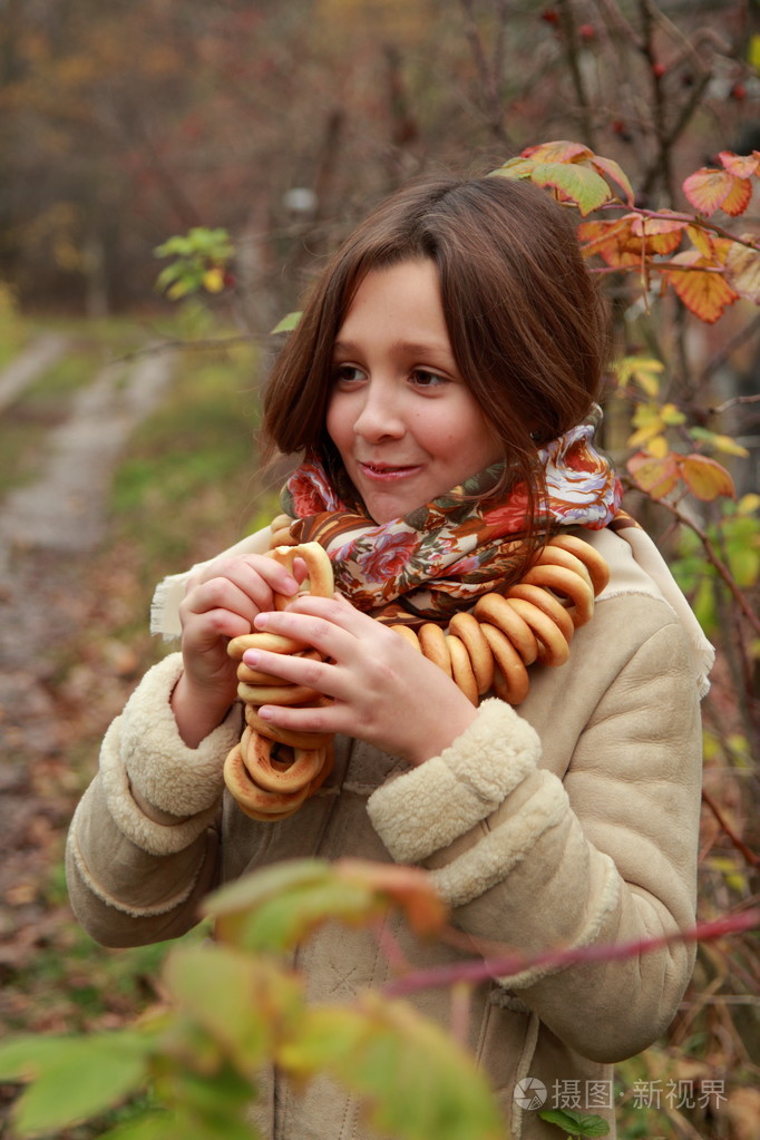 俄罗斯乡村传统头巾的女孩