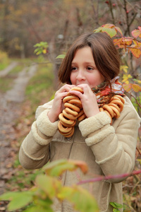 俄罗斯乡村传统头巾的女孩