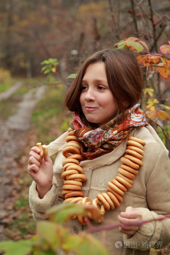 俄罗斯乡村传统头巾的女孩