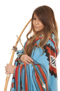 美洲印第安妇女弓毯子关闭