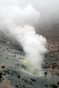 与烟 硫和灰的火山喷口。位于堪察加半岛