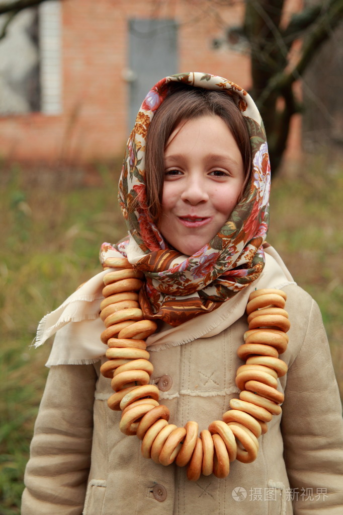 在俄罗斯传统头巾的小女孩