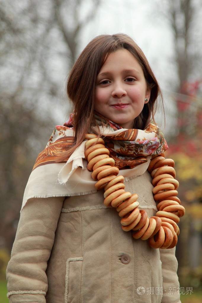 在老式的俄罗斯头巾的女孩