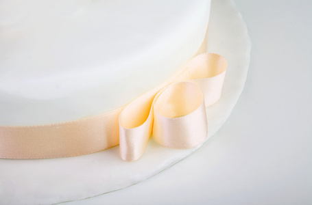 婚礼蛋糕上的黄丝带