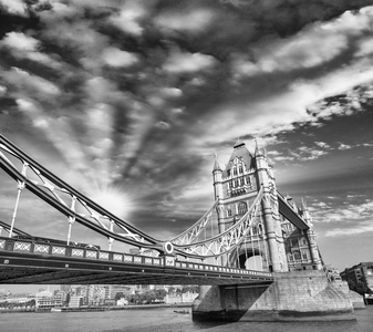 著名的伦敦塔桥伦敦的日落