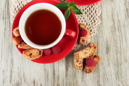 喝杯茶与 cookie 和覆盆子上表特写