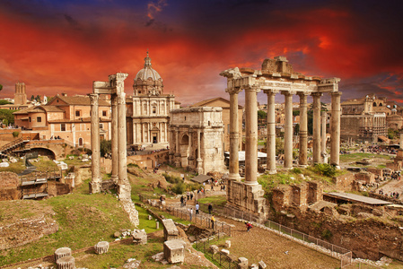 日落以上古遗址的罗马帝国论坛