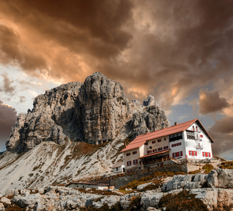 tre 犯罪 di lavaredo 三峰 和一场暴雨的主要住所