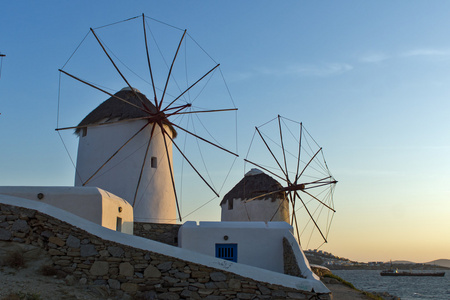 日落时分的白色风车米克诺斯岛照片