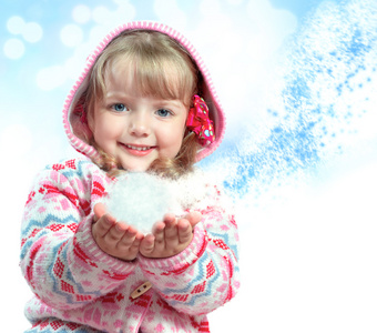 一个小女孩抱着雪的肖像