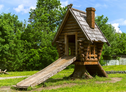 小乡村木屋儿童游戏,童话小屋概念与屋顶的童话小屋童话冬天阳光明媚