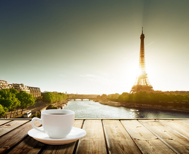 表和埃菲尔铁塔在巴黎的咖啡
