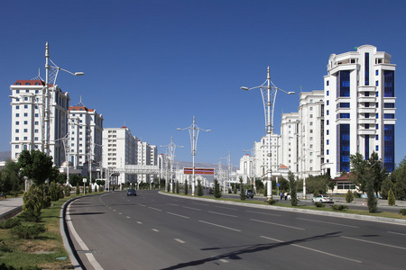 宽阔的大街与一些新的大厦。什。土库曼斯坦