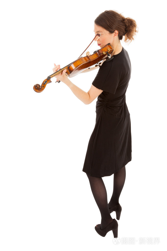 美丽的年轻女子正在拉小提琴