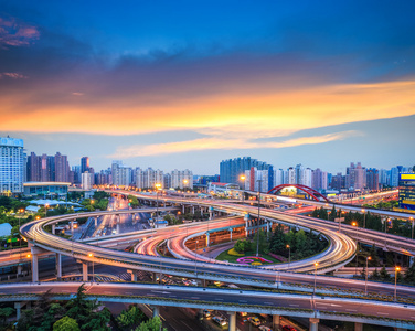 城市道路鸟瞰图.汽车跨越立交立交桥.公路互通交通.公路空中鸟瞰图.