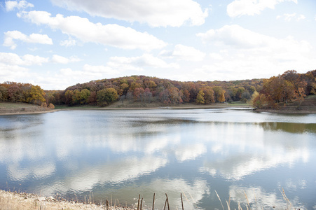 秋天的颜色湖