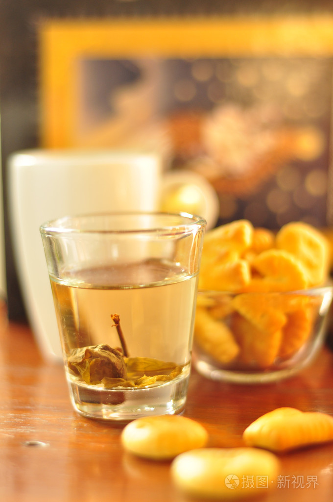 一杯茶桌子上