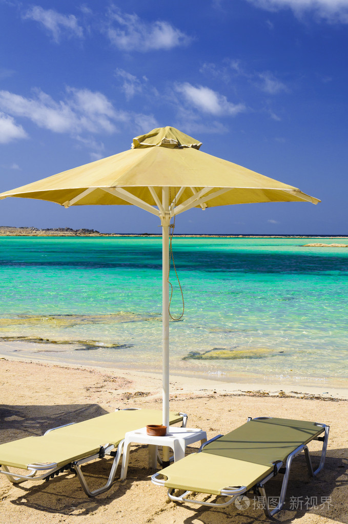热带度假床和伞的海滩上