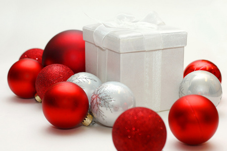 孤立与红色和银色的装饰的圣诞礼品盒坐