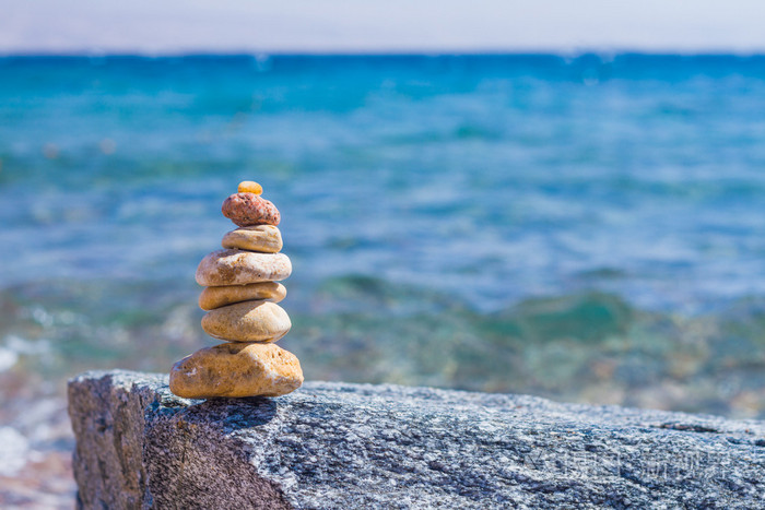 在海滩上的石头