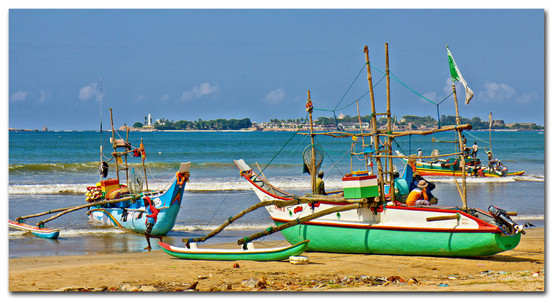 地处热带的海滩和棕榈树和渔船在斯里兰卡，welligama