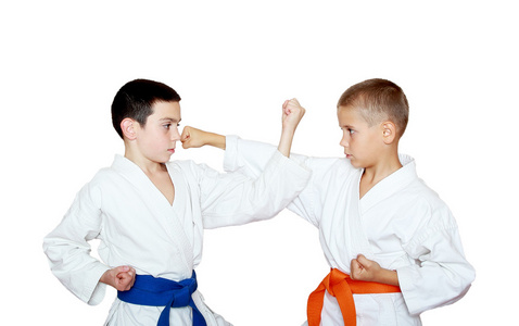 男孩运动员训练成对的演习的橙色和蓝色带