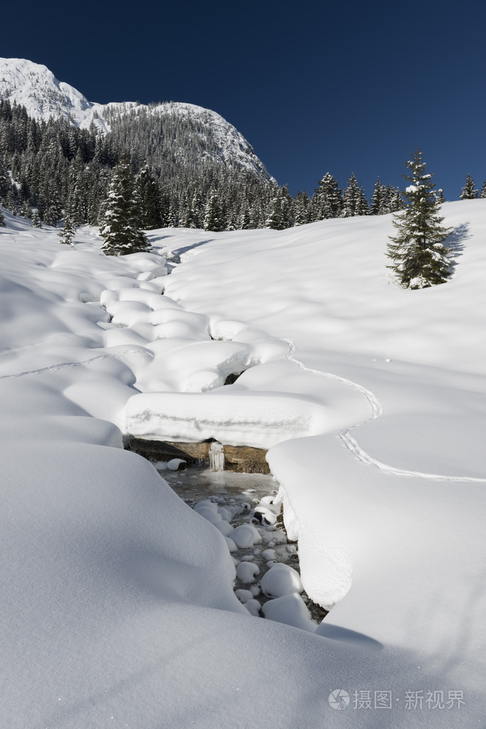 在下雪的冬天景观在奥地利山中的小河照片-正版商用图片1dpu4b-摄图新