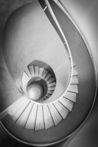 在黑色和白色的螺旋楼梯上的顶视图